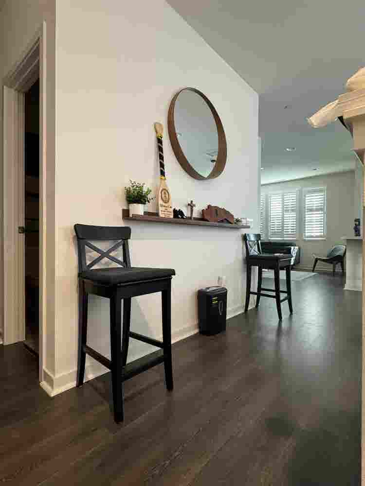 Master Bedroom w Private Bathroom