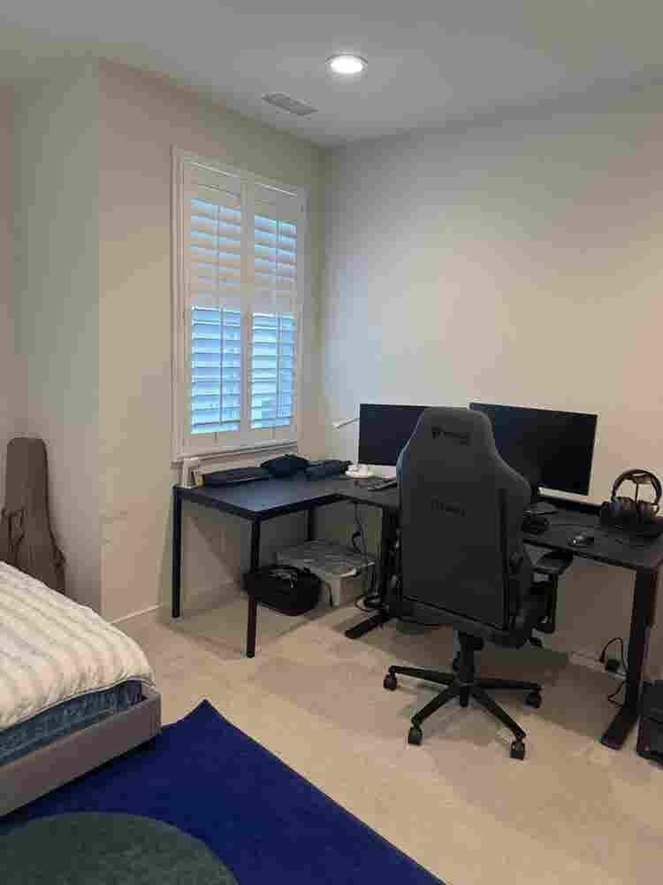 Master Bedroom w Private Bathroom