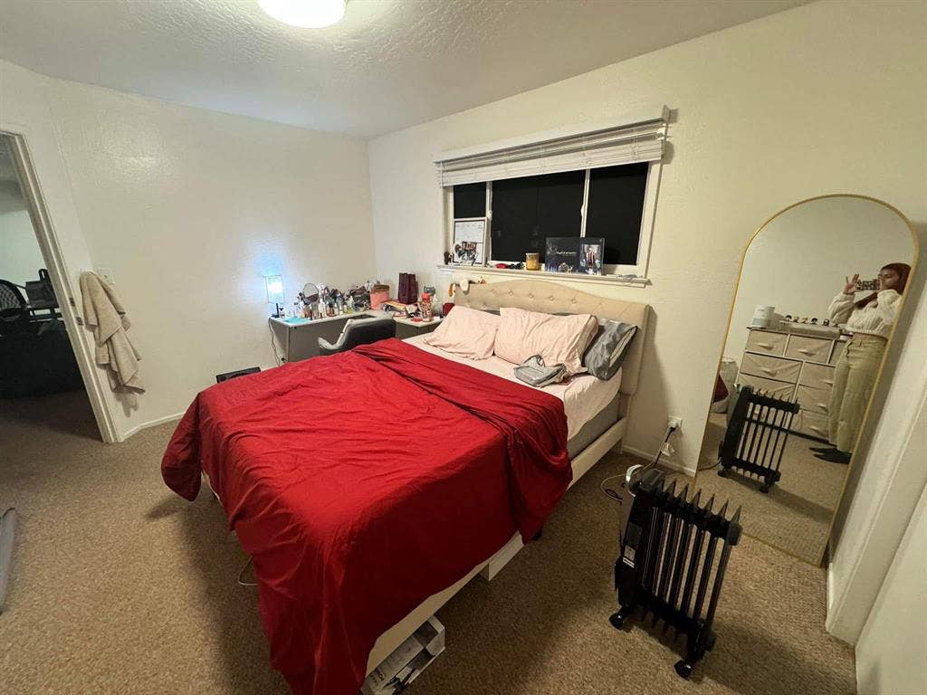 Female Roomate Redwood City