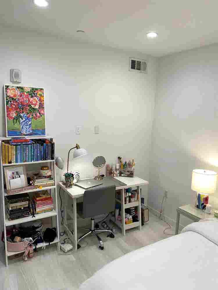 Bedrooms available in Brentwood apt