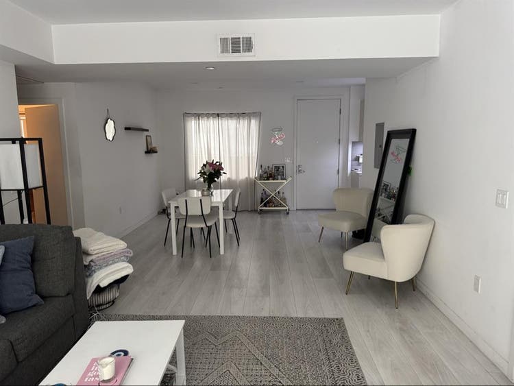 Bedrooms available in Brentwood apt