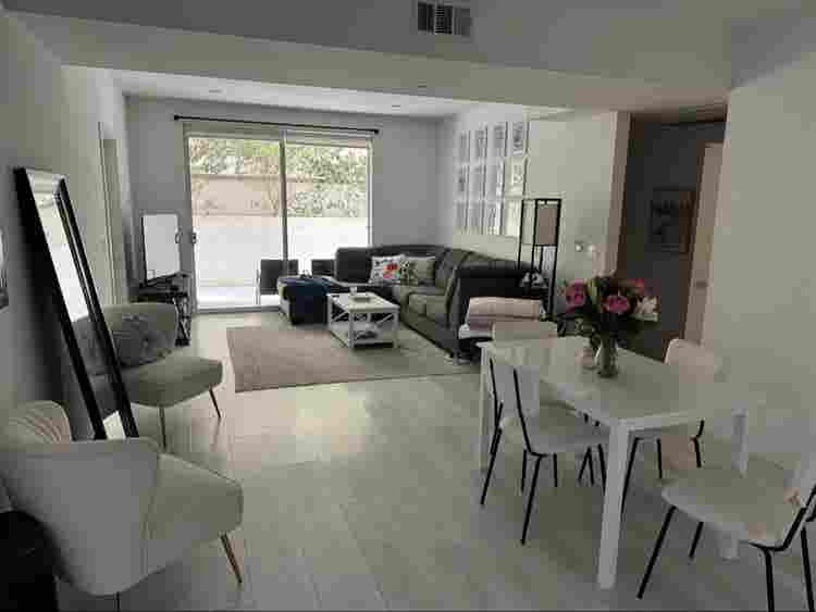 Bedrooms available in Brentwood apt