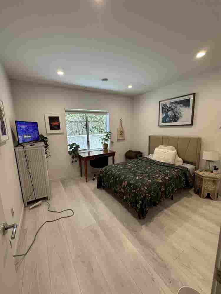 Bedrooms available in Brentwood apt