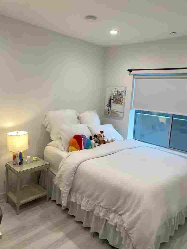 Bedrooms available in Brentwood apt