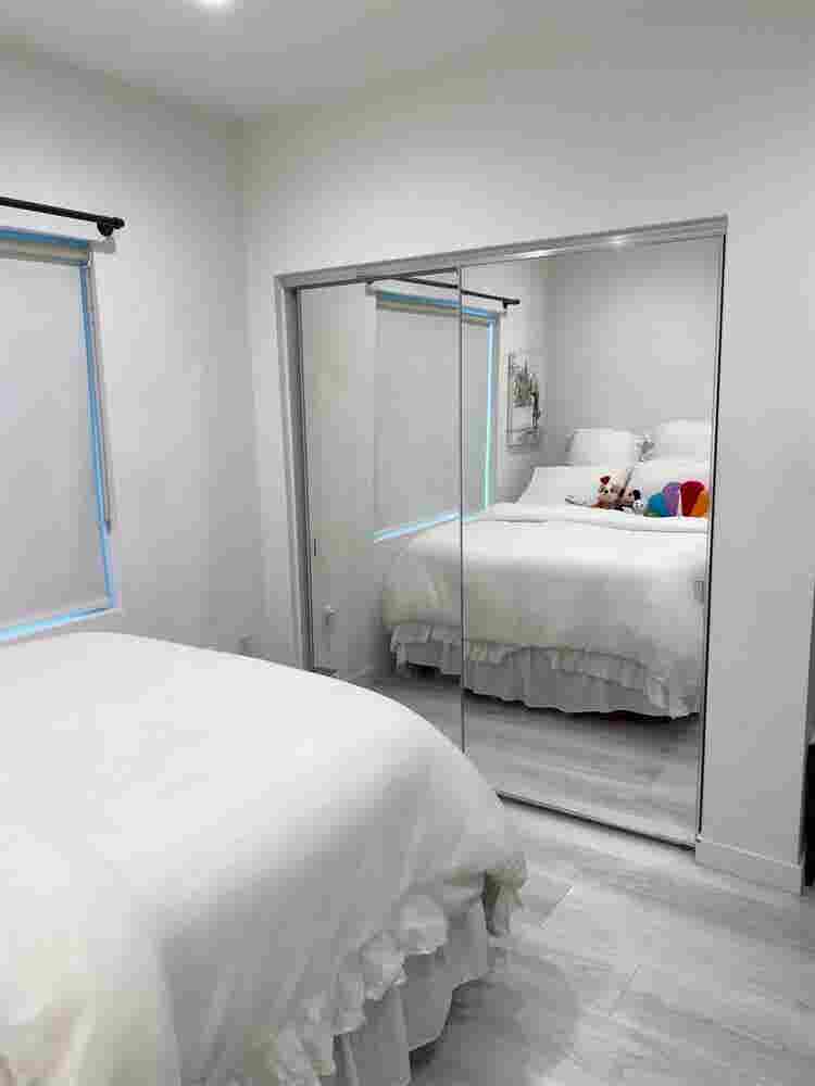 Bedrooms available in Brentwood apt