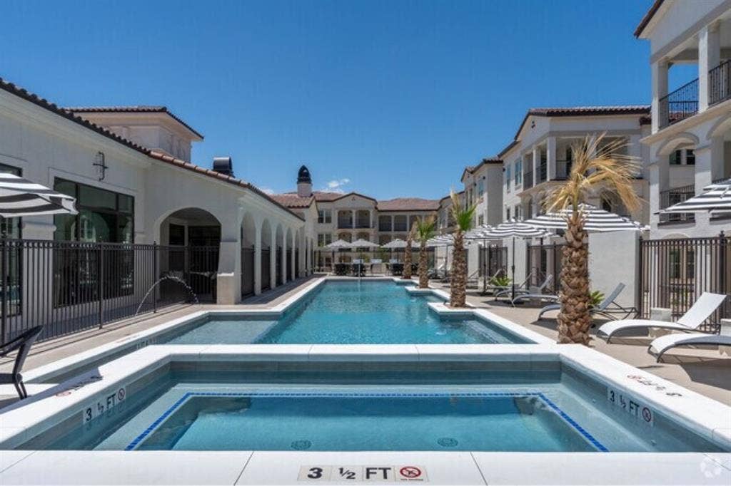 Full size bedroom & walk in closet