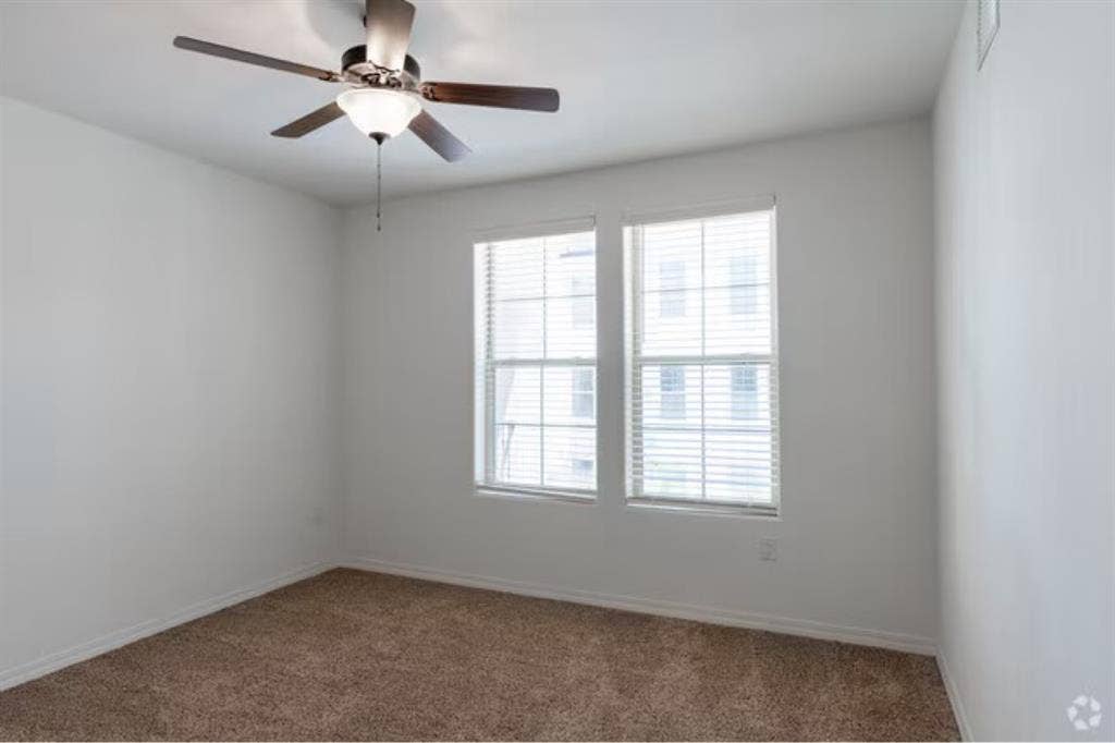 Full size bedroom & walk in closet
