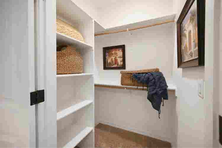 Full size bedroom & walk in closet