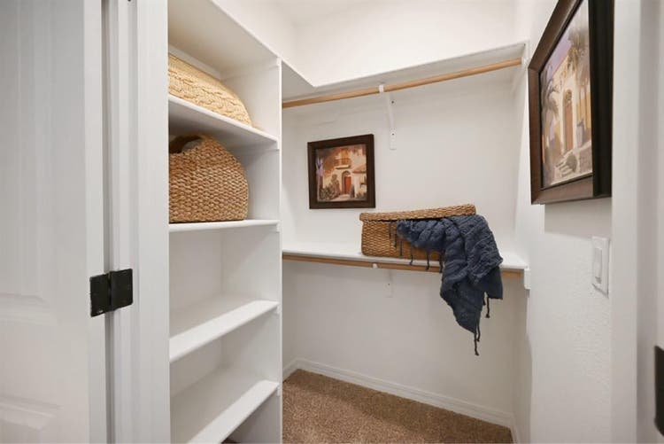 Full size bedroom & walk in closet