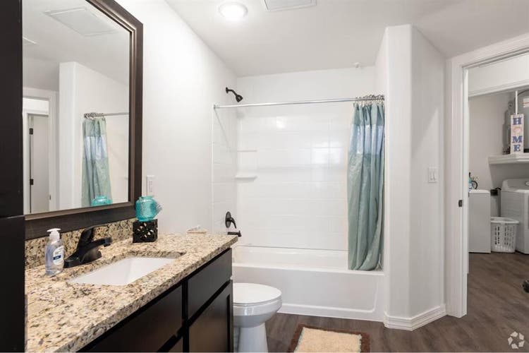 Full size bedroom & walk in closet