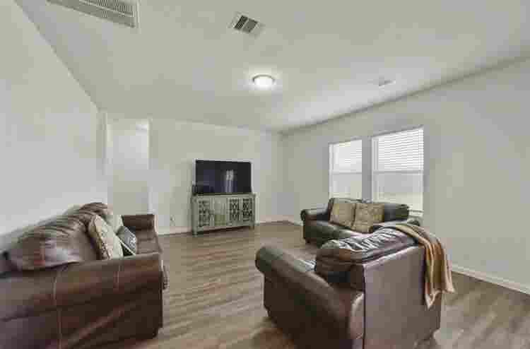 Looking to rent  rooms out