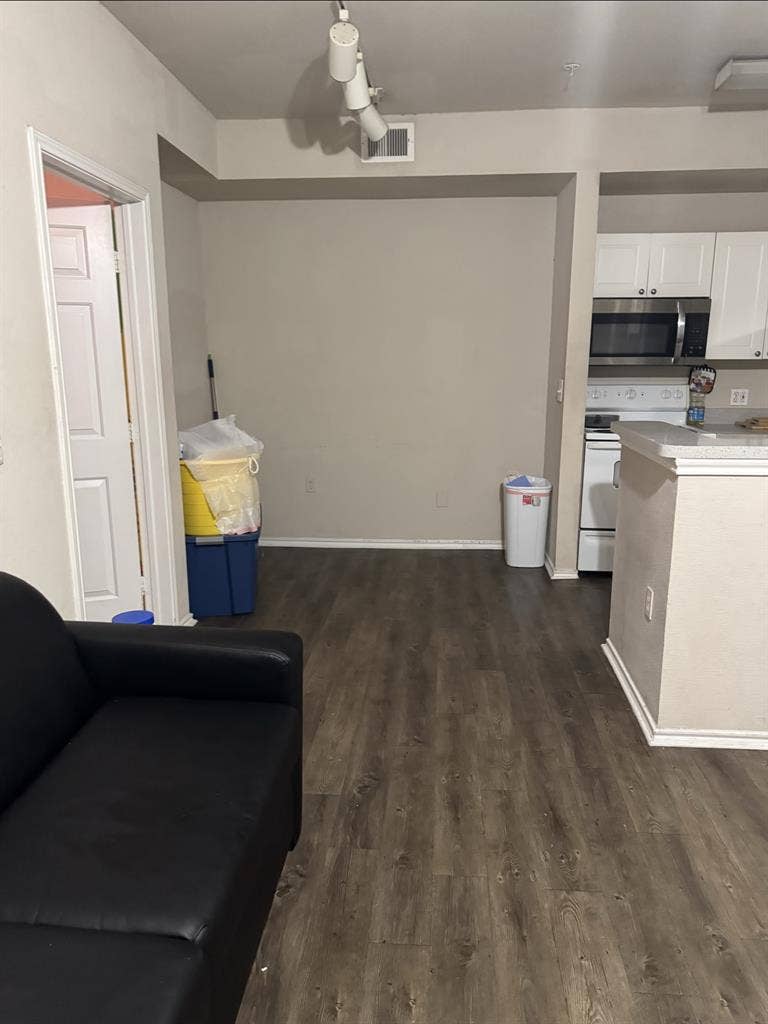 Seeking New Roommatees