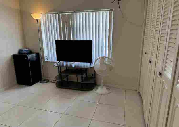 Room for Rent – Royal Palm Area
