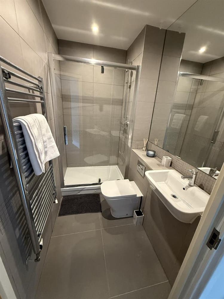 Double bedroom with en-suite E