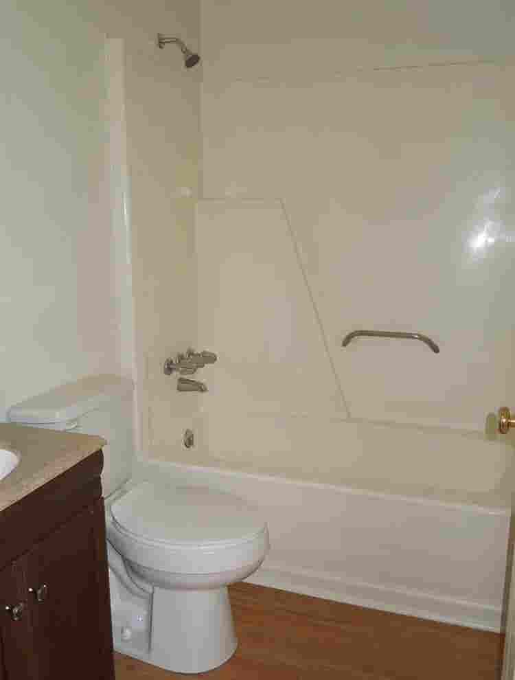 Studio Apartment  Month lease.