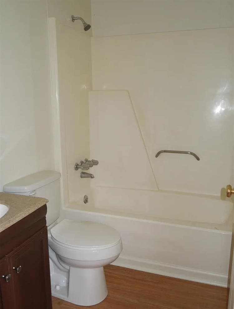Studio Apartment  Month lease.