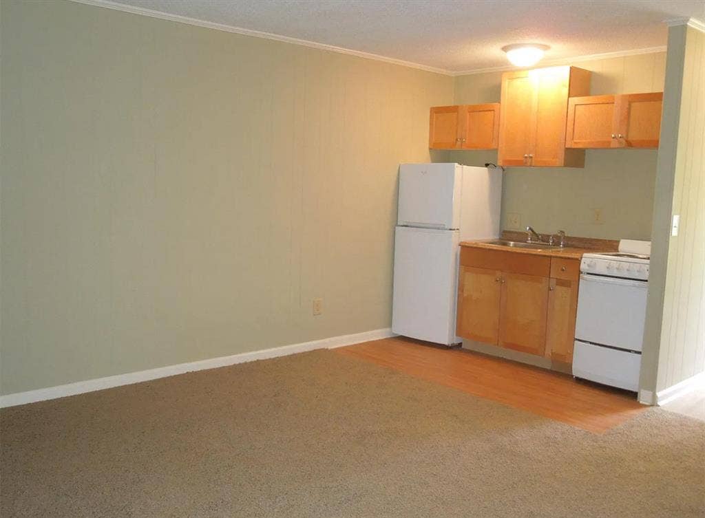 Studio Apartment  Month lease.