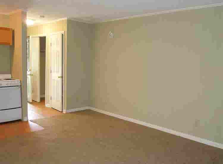 Studio Apartment  Month lease.