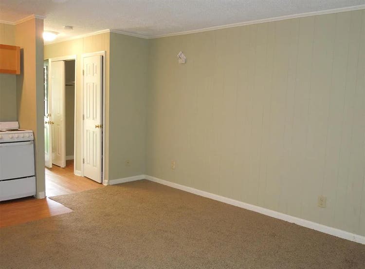 Studio Apartment  Month lease.