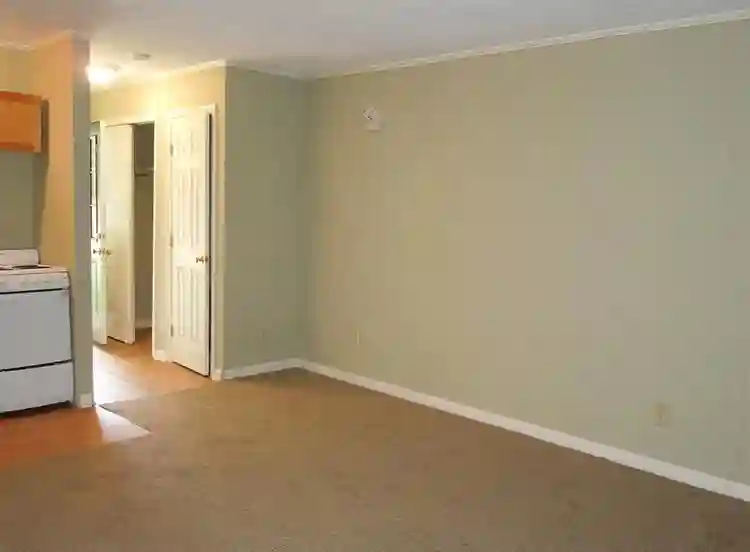 Studio Apartment Month lease.