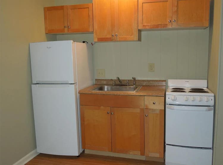 Studio Apartment  Month lease.