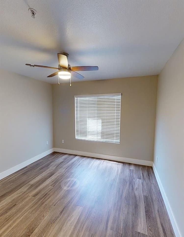 RENTING A ROOM 😁 ROOMMATE NEEDED