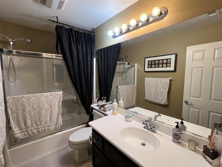Professional roommate wanted