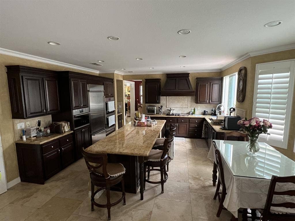 Professional roommate wanted