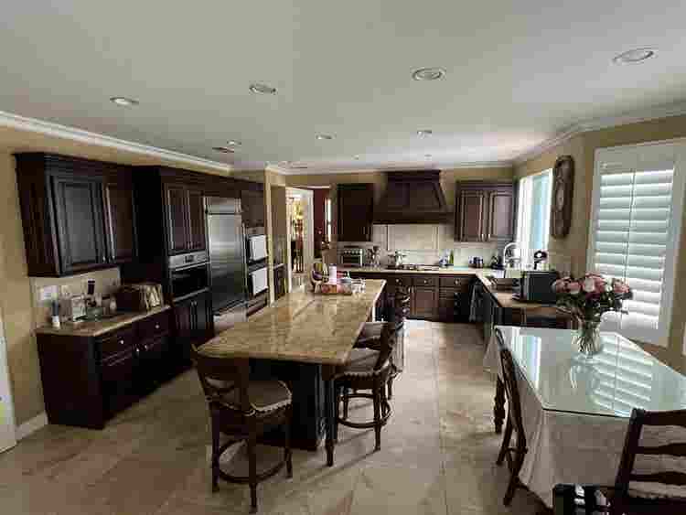 Professional roommate wanted