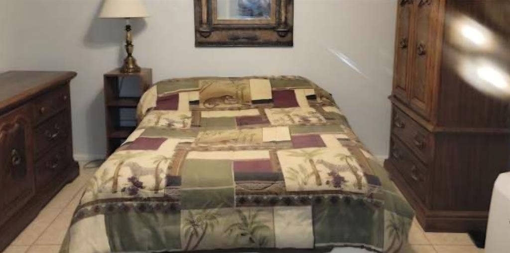 Peaceful room in N Hunters Creek