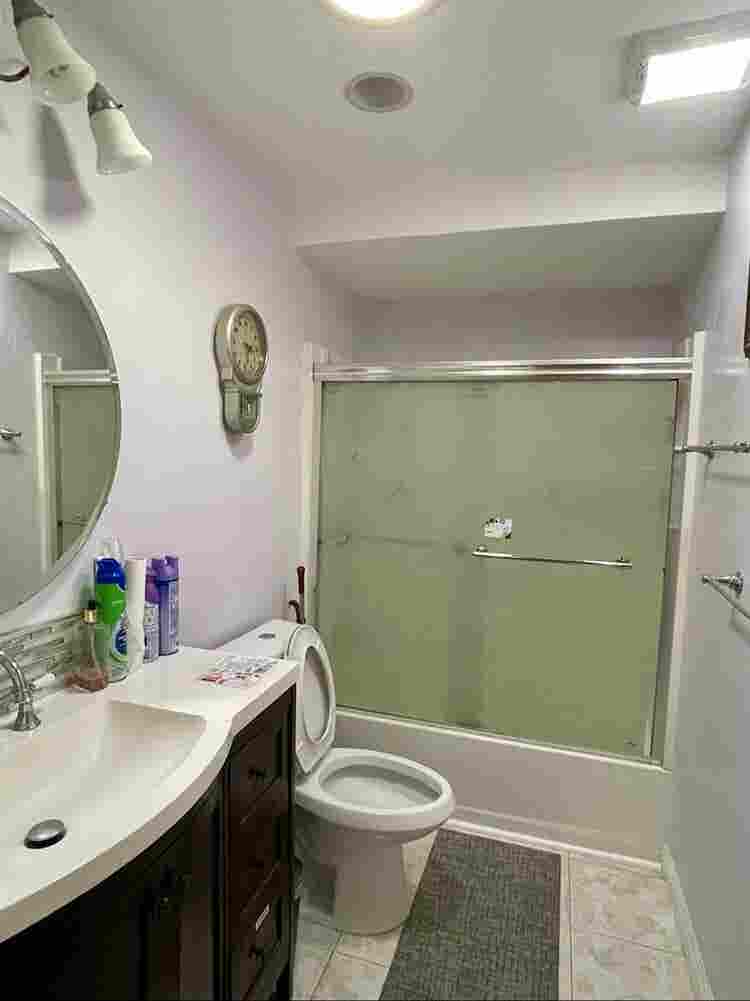 Spacious room w/private entrance