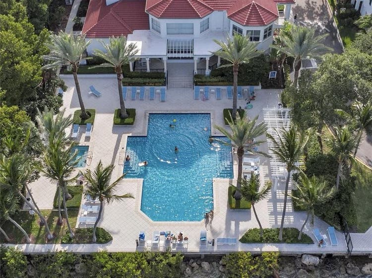 in aventura prime location!