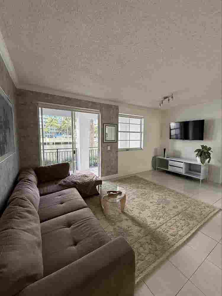 in aventura prime location!