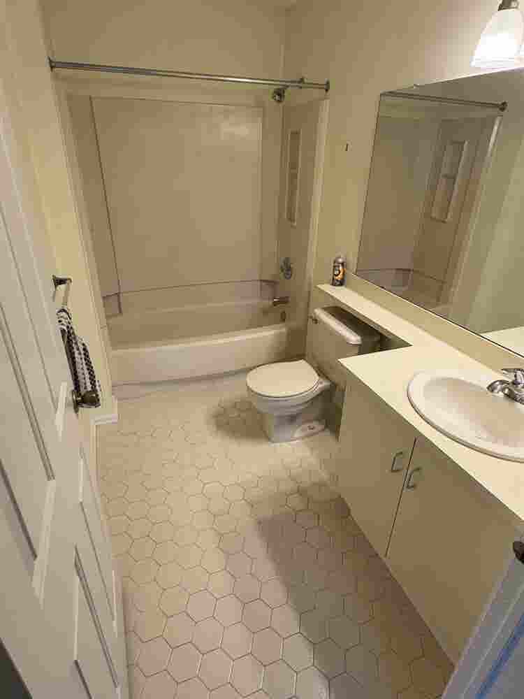 Looking for Roommate Bath