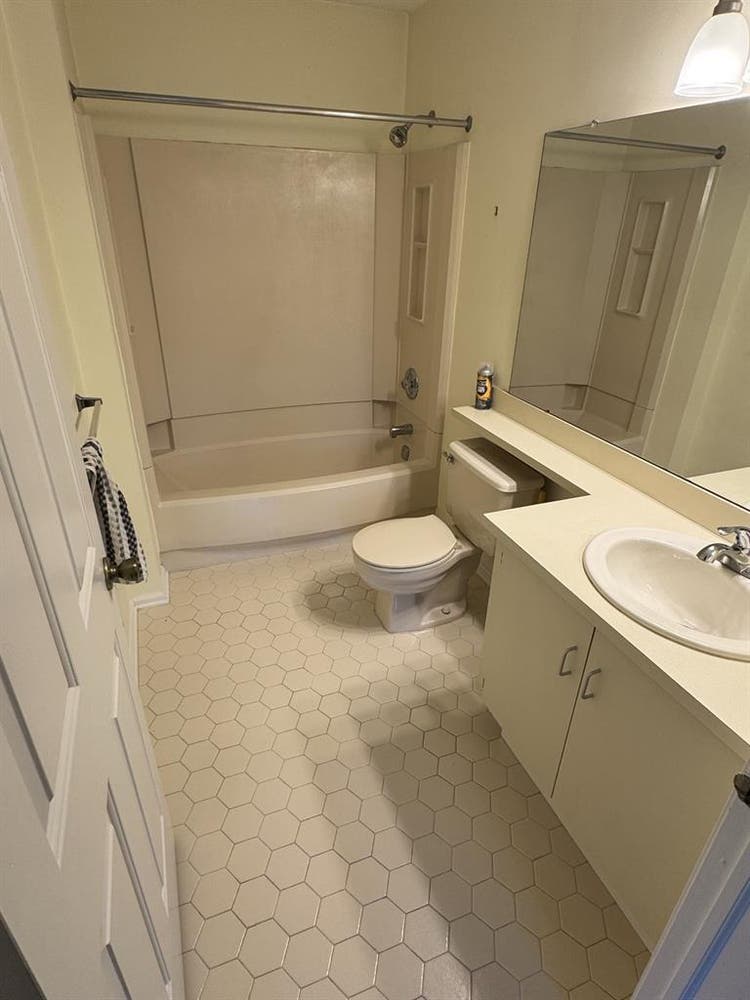 Looking for Roommate Bath