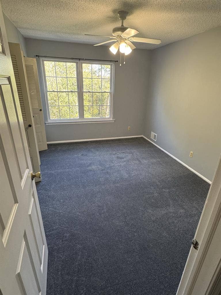 Looking for Roommate Bath