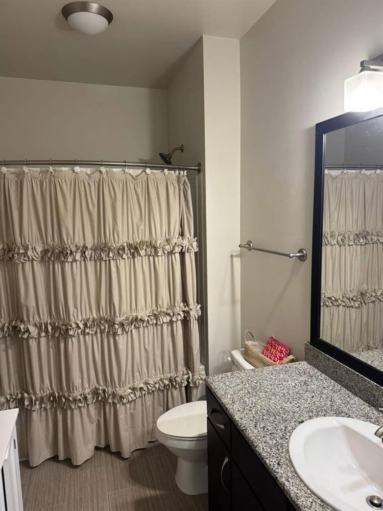 Looking for a Roommatee