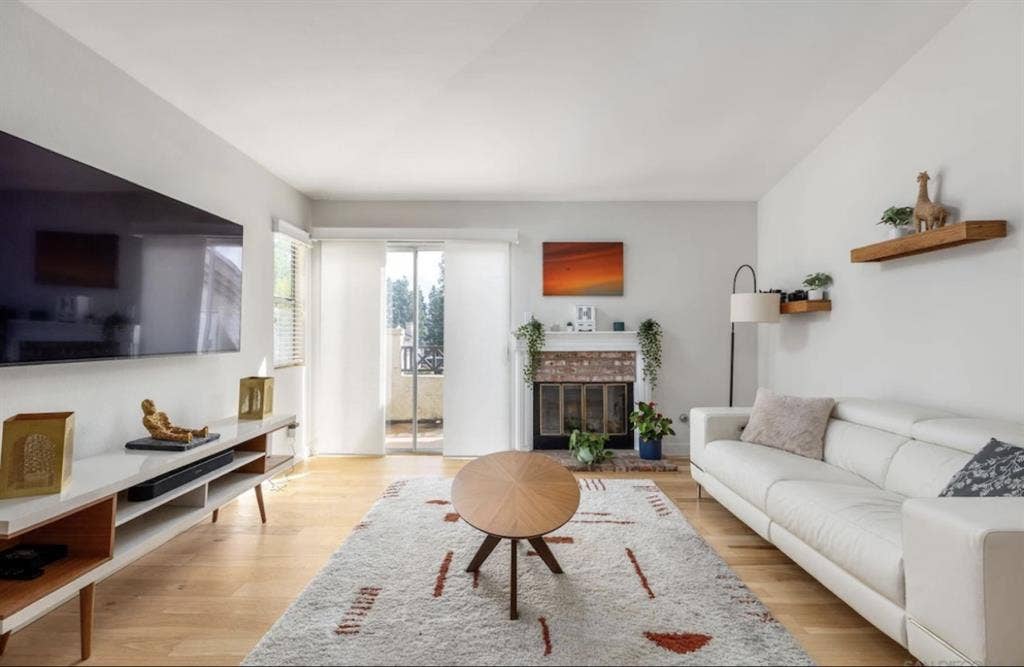 🏡 Room in Eastlake w/ Utilities