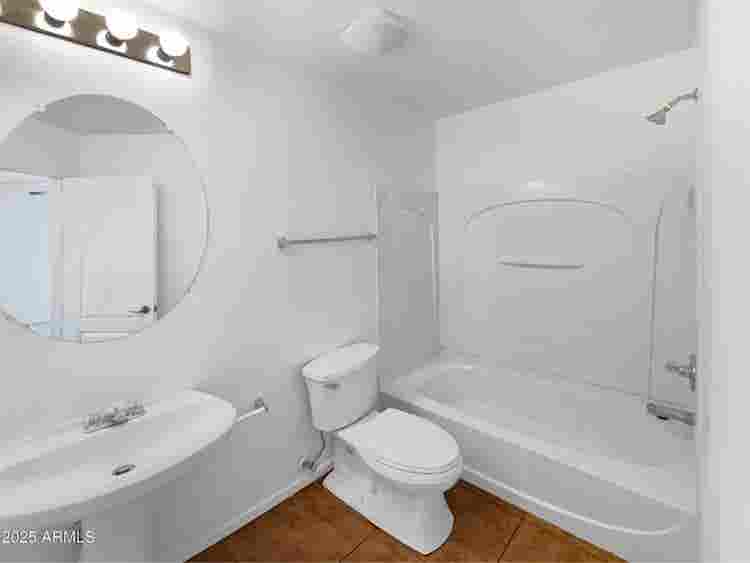 Room in 3-bed house with 2 students