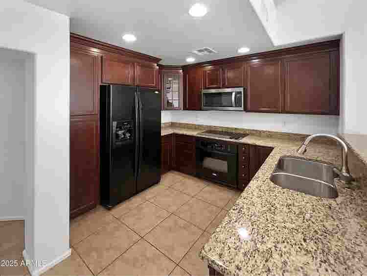 Room in 3-bed house with 2 students