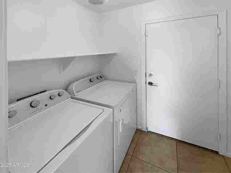 Room in 3-bed house with 2 students