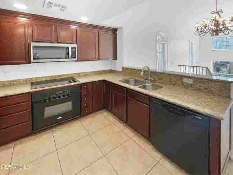 Room in 3-bed house with 2 students