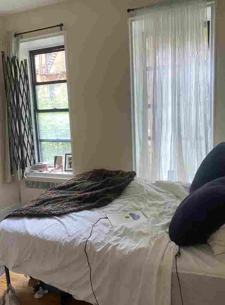 SPACIOUS, 2 WINDOW, QUEEN SIZE ROOM