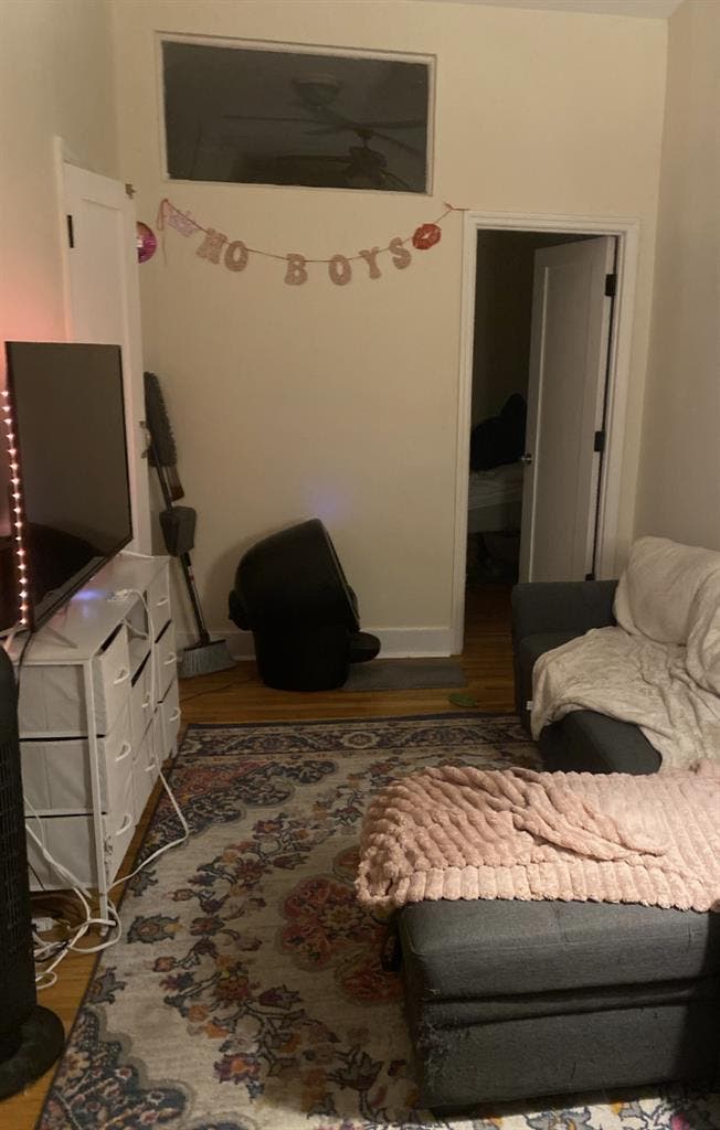 SPACIOUS, 2 WINDOW, QUEEN SIZE ROOM