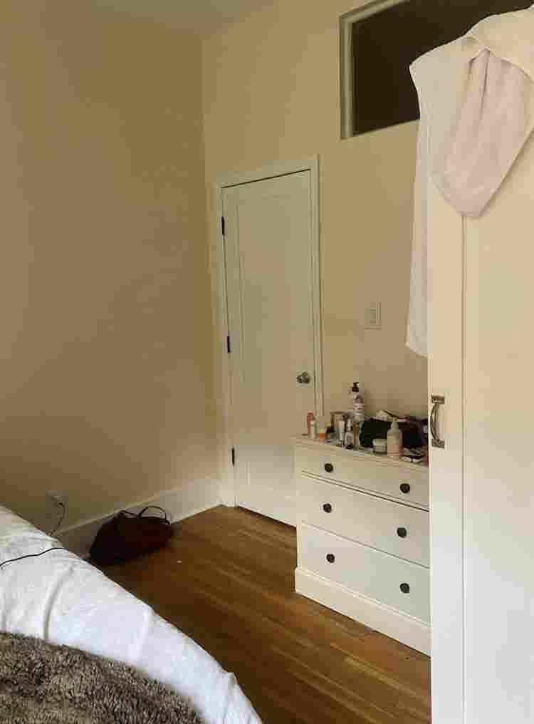 SPACIOUS, 2 WINDOW, QUEEN SIZE ROOM