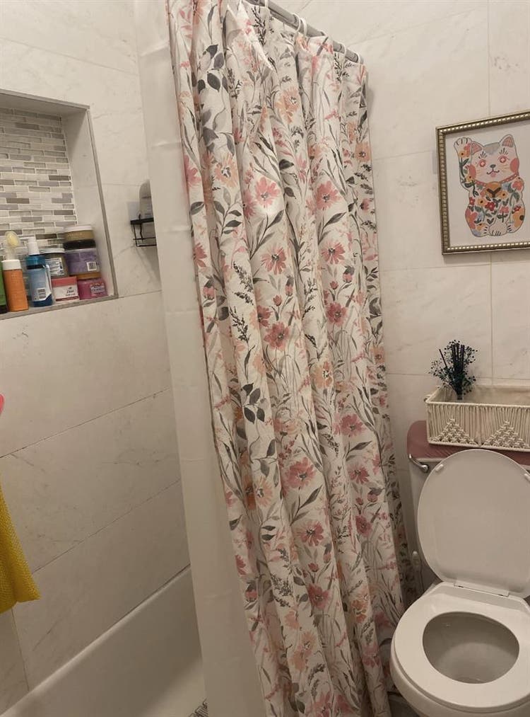 SPACIOUS, 2 WINDOW, QUEEN SIZE ROOM