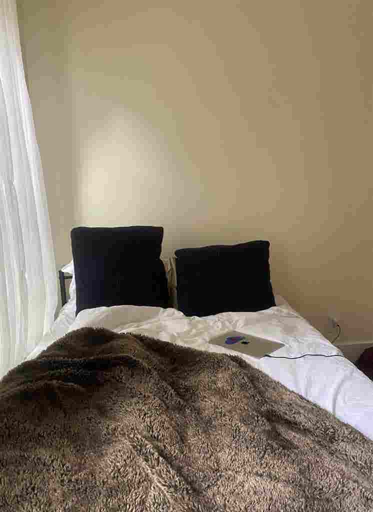 SPACIOUS, 2 WINDOW, QUEEN SIZE ROOM