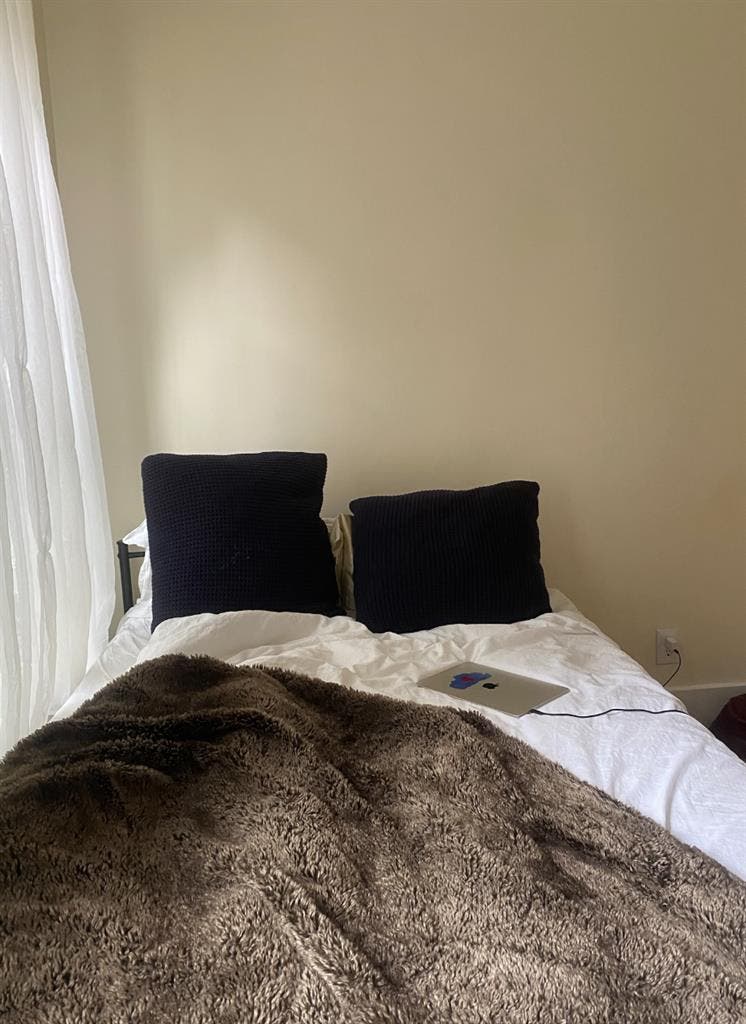 SPACIOUS, 2 WINDOW, QUEEN SIZE ROOM