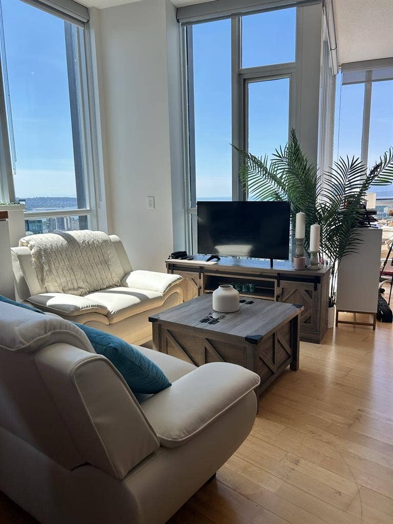 Looking for a female roommate