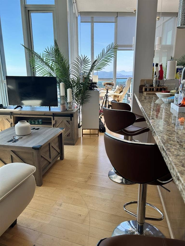 Looking for a female roommate